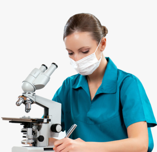 Profesional de laboratorio trabajando con un microscopio